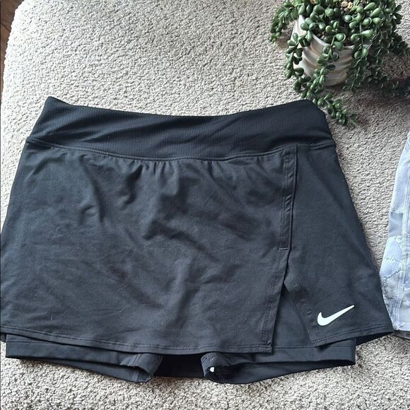 Nike Black and White Skorts Set - Picture 2 of 13